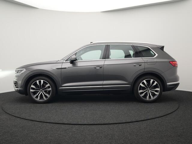 Volkswagen TOUAREG 3.0 TSi eHybrid 4MOTION Elegance Plug In Hybrid 381pk PHEV | Panodak | Trekhaak af Fabriek | Luchtvering | Adaptive Cruise | Nachtzicht | Lederen Comfortzetels Massage & Memory | Head Up | 21"L.M | Dynaudio | Sfeerverlichting |