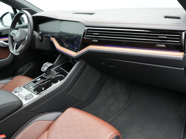 Volkswagen TOUAREG 3.0 TSi eHybrid 4MOTION Elegance Plug In Hybrid 381pk PHEV | Panodak | Trekhaak af Fabriek | Luchtvering | Adaptive Cruise | Nachtzicht | Lederen Comfortzetels Massage & Memory | Head Up | 21"L.M | Dynaudio | Sfeerverlichting |