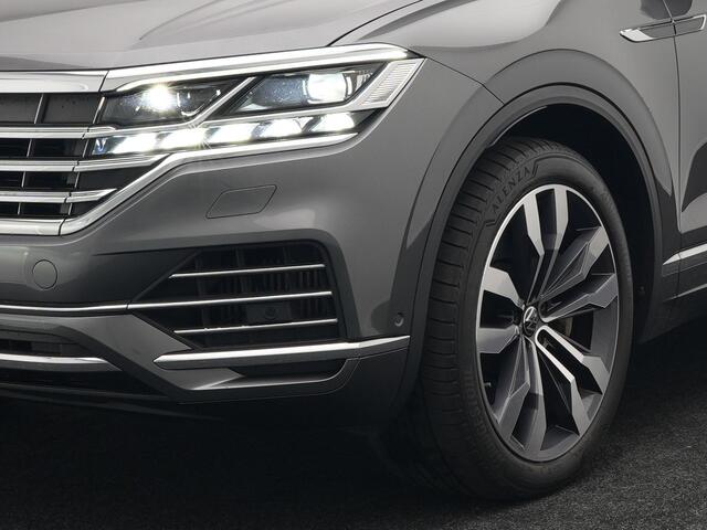Volkswagen TOUAREG 3.0 TSi eHybrid 4MOTION Elegance Plug In Hybrid 381pk PHEV | Panodak | Trekhaak af Fabriek | Luchtvering | Adaptive Cruise | Nachtzicht | Lederen Comfortzetels Massage & Memory | Head Up | 21"L.M | Dynaudio | Sfeerverlichting |