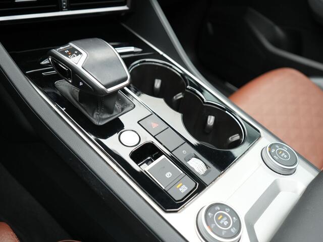 Volkswagen TOUAREG 3.0 TSi eHybrid 4MOTION Elegance Plug In Hybrid 381pk PHEV | Panodak | Trekhaak af Fabriek | Luchtvering | Adaptive Cruise | Nachtzicht | Lederen Comfortzetels Massage & Memory | Head Up | 21"L.M | Dynaudio | Sfeerverlichting |