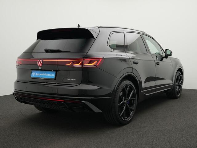 Volkswagen TOUAREG 3.0 TSi 463 pk tiptronic eHybrid 4MOTION R Edition | Panoramadak | Trekhaak | Puglia leder | Geheugen-/massagestoelen | Dynaudio | Rondomzicht camera