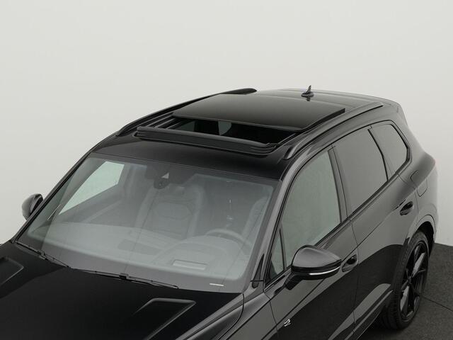 Volkswagen TOUAREG 3.0 TSi 463 pk tiptronic eHybrid 4MOTION R Edition | Panoramadak | Trekhaak | Puglia leder | Geheugen-/massagestoelen | Dynaudio | Rondomzicht camera