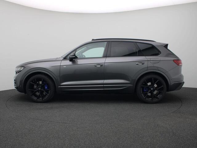 Volkswagen TOUAREG 3.0 TSi eHybrid 4MOTION R Edition 463PK DSG matrix led, trekhaak, panoramadak, 360gr. camera, leder, luchtvering, keyless, stuur-stoelverwarming, Dynaudio, head-up display, 22" lichtmetaal