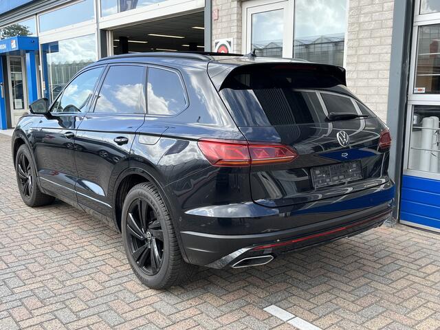 Volkswagen TOUAREG 3.0 TSi eHybrid 4MOTION R / AUTOMAAT/ PANO/ ELEKTR. TREKHAAK/ LUCHTVERING/ NACHTZICHT/ SOFT-CLOSE/ 360 CAMERA/ MEMORY SEATS/ LEDER/ CLIMA 4-ZONE/ STOEL VERWARM + VENTILATIE/ RIJ-MODI/ APP-CONNECT/ 21" LMV/ NAVI