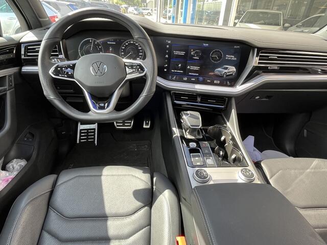 Volkswagen TOUAREG 3.0 TSi eHybrid 4MOTION R / AUTOMAAT/ PANO/ ELEKTR. TREKHAAK/ LUCHTVERING/ NACHTZICHT/ SOFT-CLOSE/ 360 CAMERA/ MEMORY SEATS/ LEDER/ CLIMA 4-ZONE/ STOEL VERWARM + VENTILATIE/ RIJ-MODI/ APP-CONNECT/ 21" LMV/ NAVI