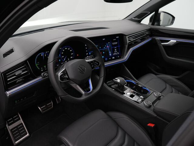 Volkswagen TOUAREG 3.0 TSi eHybrid 462 pk Tiptronic 4MOTION R | Nachtzicht | IQ Light | Trekhaak | Achteruitrijcamera | Panoramadak | Head-up display | 22 inch