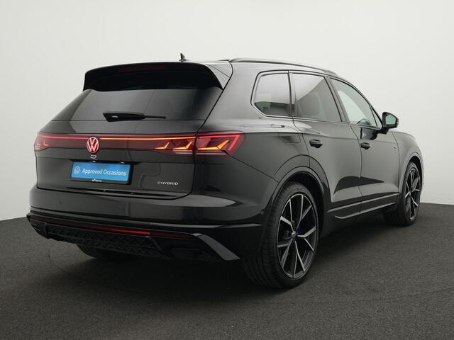 Volkswagen TOUAREG 3.0 TSi eHybrid 462 pk Tiptronic 4MOTION R | Nachtzicht | IQ Light | Trekhaak | Achteruitrijcamera | Panoramadak | Head-up display | 22 inch