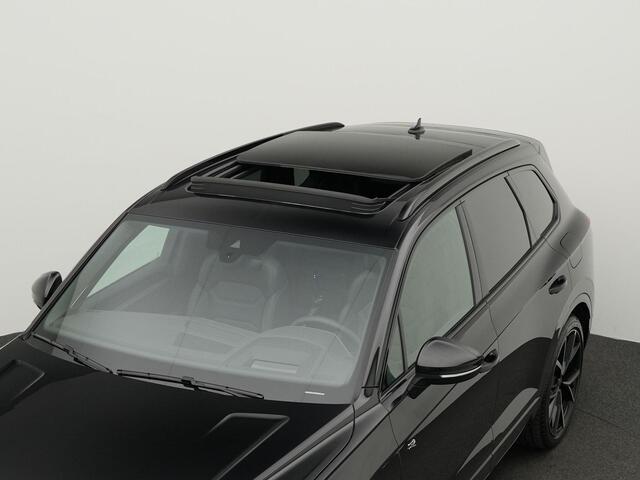 Volkswagen TOUAREG 3.0 TSi eHybrid 462 pk Tiptronic 4MOTION R | Nachtzicht | IQ Light | Trekhaak | Achteruitrijcamera | Panoramadak | Head-up display | 22 inch