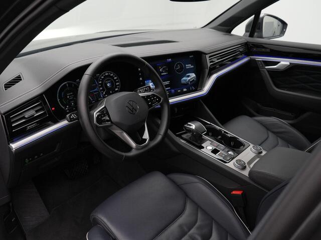 Volkswagen TOUAREG Elegance 3.0 TSi 381 pk tiptronic eHybrid 4MOTION | Panoramadak | Puglia leder | Geheugenstoelen | Rondomzicht camera | Stoelventilatie