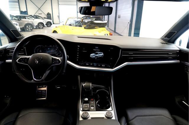 Volkswagen TOUAREG 3.0 TSi 340kW/462pk Aut8 eHybrid 4MOTION R LUCHTVERING + DYNAUDIO HIFI + HEAD-UP DISPLAY + STOEL-&STUURVERWARMING + KEYLESS ENTRY&GO + 360 CAMERA + LEER + ADAPT.CRUISE + LANE ASSIST + EL.TREKHAAK + BLIS + PARKSENSOREN V&A + 21" LM-VELGEN!!