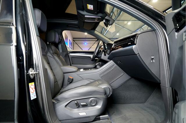 Volkswagen TOUAREG 3.0 TSi 340kW/462pk Aut8 eHybrid 4MOTION R LUCHTVERING + DYNAUDIO HIFI + HEAD-UP DISPLAY + STOEL-&STUURVERWARMING + KEYLESS ENTRY&GO + 360 CAMERA + LEER + ADAPT.CRUISE + LANE ASSIST + EL.TREKHAAK + BLIS + PARKSENSOREN V&A + 21" LM-VELGEN!!