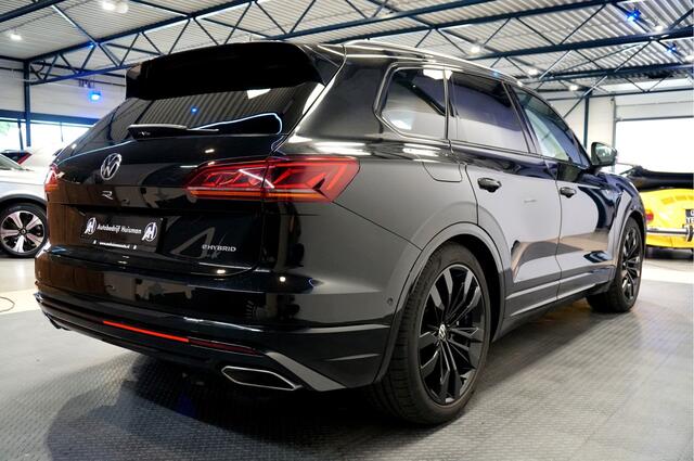 Volkswagen TOUAREG 3.0 TSi 340kW/462pk Aut8 eHybrid 4MOTION R LUCHTVERING + DYNAUDIO HIFI + HEAD-UP DISPLAY + STOEL-&STUURVERWARMING + KEYLESS ENTRY&GO + 360 CAMERA + LEER + ADAPT.CRUISE + LANE ASSIST + EL.TREKHAAK + BLIS + PARKSENSOREN V&A + 21" LM-VELGEN!!