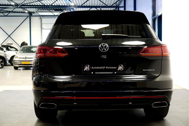 Volkswagen TOUAREG 3.0 TSi 340kW/462pk Aut8 eHybrid 4MOTION R LUCHTVERING + DYNAUDIO HIFI + HEAD-UP DISPLAY + STOEL-&STUURVERWARMING + KEYLESS ENTRY&GO + 360 CAMERA + LEER + ADAPT.CRUISE + LANE ASSIST + EL.TREKHAAK + BLIS + PARKSENSOREN V&A + 21" LM-VELGEN!!