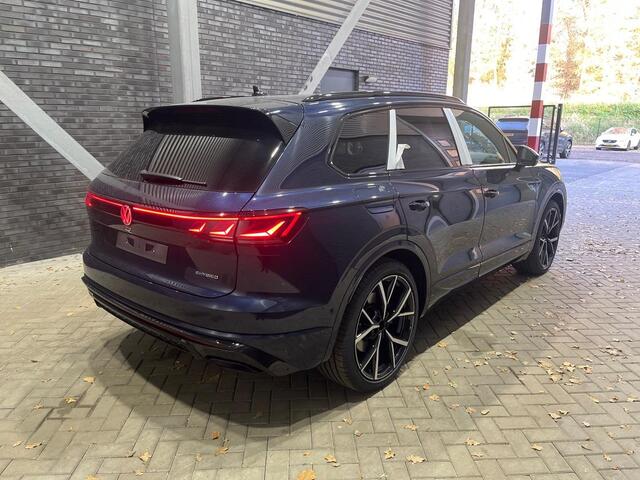 Volkswagen TOUAREG 3.0 TSi eHybrid 4MOTION R Edition | NIEUW | Luchtvering | Head-Up | 22 Inch | Massage | Schuifdak | Trekhaak