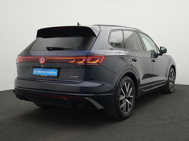 Volkswagen TOUAREG 3.0 TSi 462 pk tiptronic eHybrid 4MOTION R | Panoramadak | Servosluiting portieren | Leder 'Vienna' | Head-Up Display | Geheugenstoelen | Rondomzicht camera