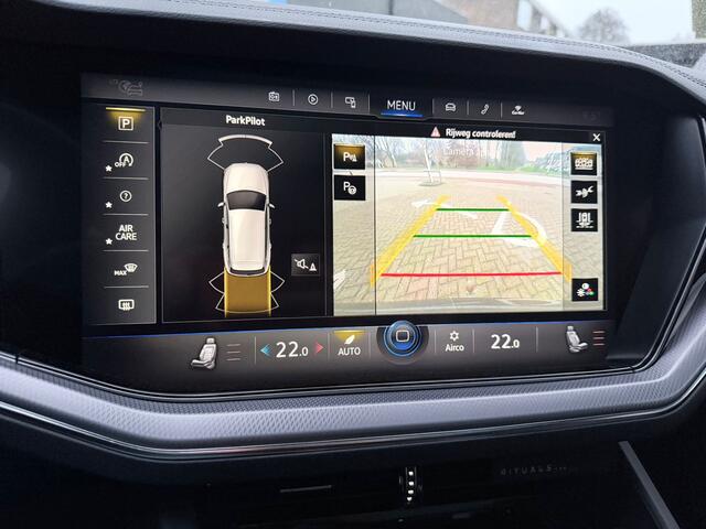 Volkswagen TOUAREG 3.0 TSI R-Line | Pano | Trekhaak | Head-up | Luchtvering