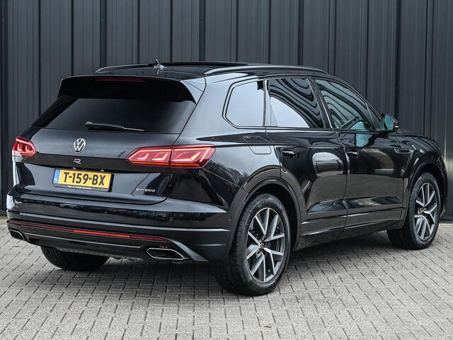 Volkswagen TOUAREG 3.0 TSi 4MOTION R · Panoramadak · Luchtvering · Adaptive Cruise Control · Memory Seats · Camera · Keyless entree · Blis · Ambiance interieur ·