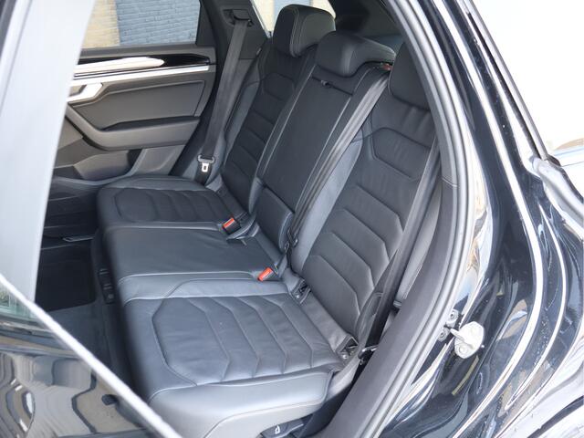 Volkswagen TOUAREG 3.0 V6 TDI R-Line 4Motion | Massage | Luchtvering | HUD | Matrix | ACC | Achterasbesturing |