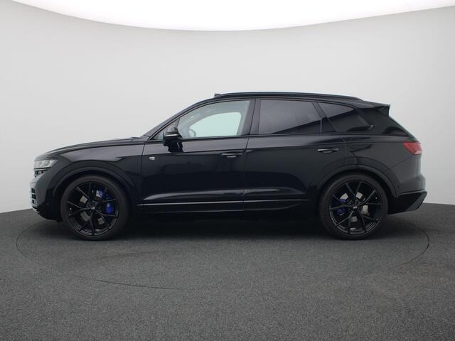 Volkswagen TOUAREG 3.0 TSi eHybrid 4MOTION R Edition 463PK Aut. matrix led, trekhaak, panoramadak, 360gr. camera, leder, luchtvering, keyless, stuur-stoelverwarming, Dynaudio, head-up display, 22" lichtmetaal