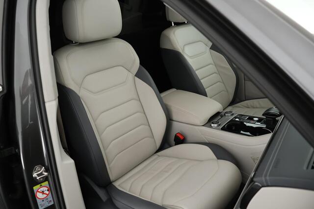 Volkswagen TOUAREG 3.0 TDI 230pk R-Line Grijs Kenteken Trekhaak Camera Luchtvering Matrix Led Keyless Leder Memory Virtual Cockpit Navigatie