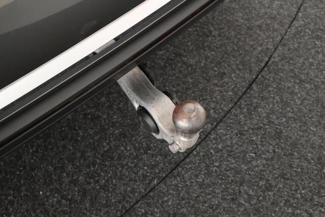 Volkswagen TOUAREG 3.0 TDI 230pk R-Line Grijs Kenteken Trekhaak Camera Luchtvering Matrix Led Keyless Leder Memory Virtual Cockpit Navigatie