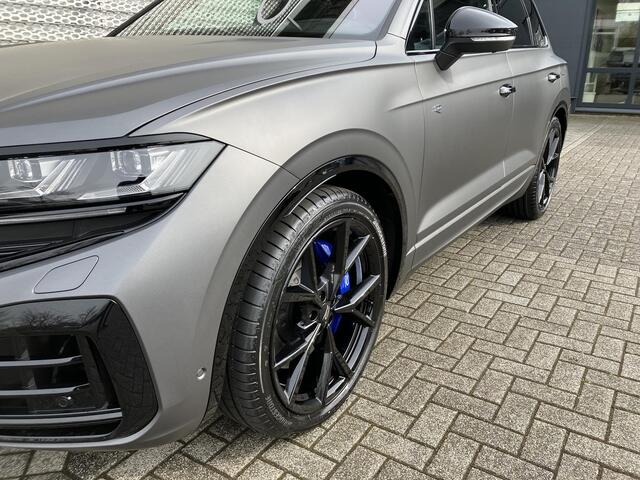 Volkswagen TOUAREG R Edition 3.0 eHybrid 340 kW / 462 PK SUV 8 versn. | Nachtzichtondersteuning | Comfort pakket | Opbergpakket | Trekhaak wegklapbaar met Trailer Assist | Silicon Grey mat lak |