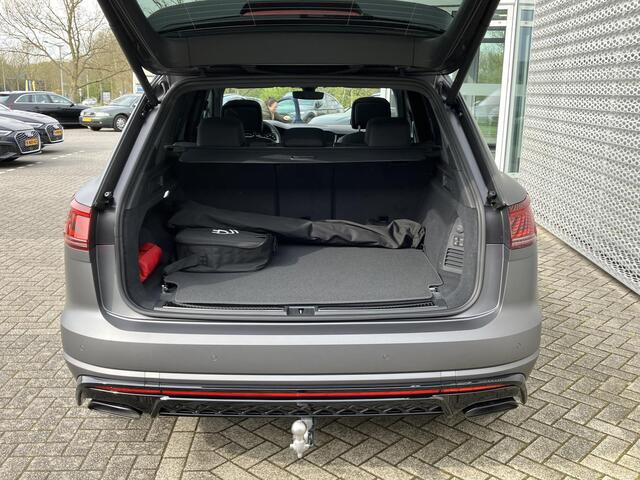Volkswagen TOUAREG R Edition 3.0 eHybrid 340 kW / 462 PK SUV 8 versn. | Nachtzichtondersteuning | Comfort pakket | Opbergpakket | Trekhaak wegklapbaar met Trailer Assist | Silicon Grey mat lak |