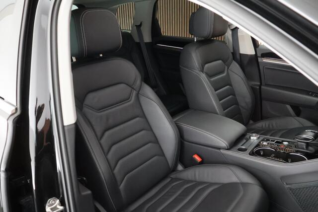 Volkswagen TOUAREG 3.0 e-Hybrid 381pk Elegance Trekhaak Camera Leder Virtual Cockpit Panoramadak Navigatie