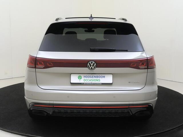 Volkswagen TOUAREG 3.0 TSi eHybrid 4MOTION R Edition | SoH 96% | Panoramadak | Luchtvering | DYNAUDIO | Black style | Leder pakket 'Puglia' | Head-up display | 360 camera | 4-zone airco |