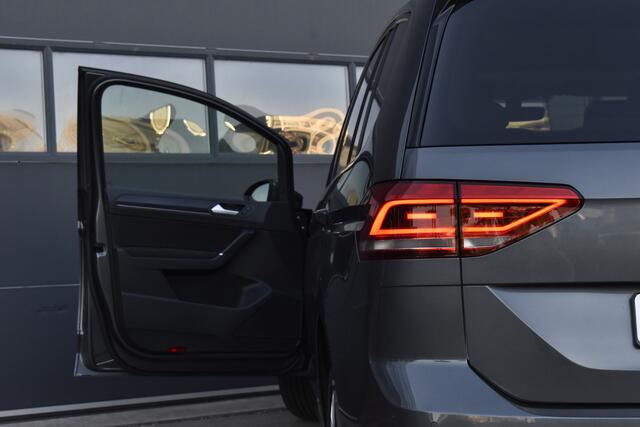 Volkswagen TOURAN 1.5 TSI Highline 7p Dsg Pano - Trekhaak - Carplay - Camera