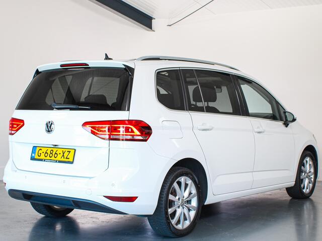 Volkswagen TOURAN 1.5 TSI Highline 7-Persoons, Panoramadak, Grote navigatie, Apple Carplay/Android Auto