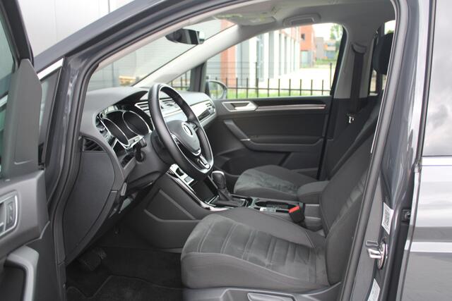 Volkswagen TOURAN 1.5 TSI Highline 7p - ACC - Navi - Blind Spot - Trekhaak - LED - Alcantara - Rijklaar
