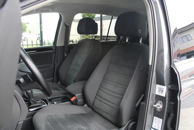 Volkswagen TOURAN 1.5 TSI Highline 7p - ACC - Navi - Blind Spot - Trekhaak - LED - Alcantara - Rijklaar