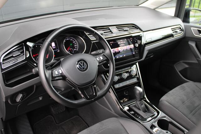 Volkswagen TOURAN 1.5 TSI Highline 7p - ACC - Navi - Blind Spot - Trekhaak - LED - Alcantara - Rijklaar