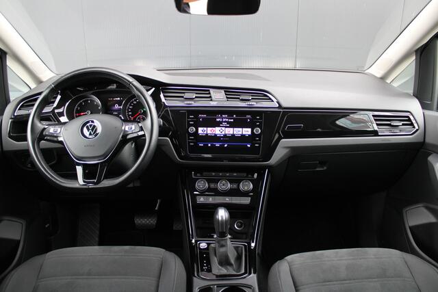 Volkswagen TOURAN 1.5 TSI Highline 7p - ACC - Navi - Blind Spot - Trekhaak - LED - Alcantara - Rijklaar