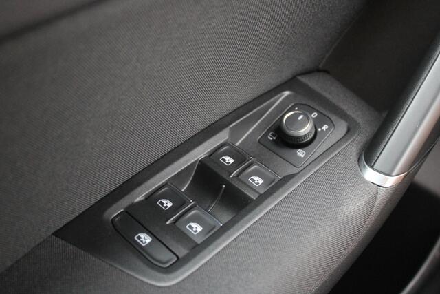 Volkswagen TOURAN 1.5 TSI Highline 7p - ACC - Navi - Blind Spot - Trekhaak - LED - Alcantara - Rijklaar