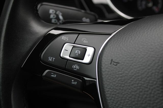 Volkswagen TOURAN 1.5 TSI Highline 7p - ACC - Navi - Blind Spot - Trekhaak - LED - Alcantara - Rijklaar