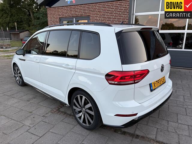 Volkswagen TOURAN 1.5 TSI Highline Business R 110kw R-Line ( Navigatie, Trekhaak, Blind spot, PDC, 18 inch lichtmetaal ) RIJKLAARPRIJS!