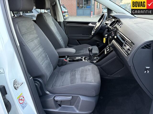 Volkswagen TOURAN 1.5 TSI Highline Business R 110kw R-Line ( Navigatie, Trekhaak, Blind spot, PDC, 18 inch lichtmetaal ) RIJKLAARPRIJS!