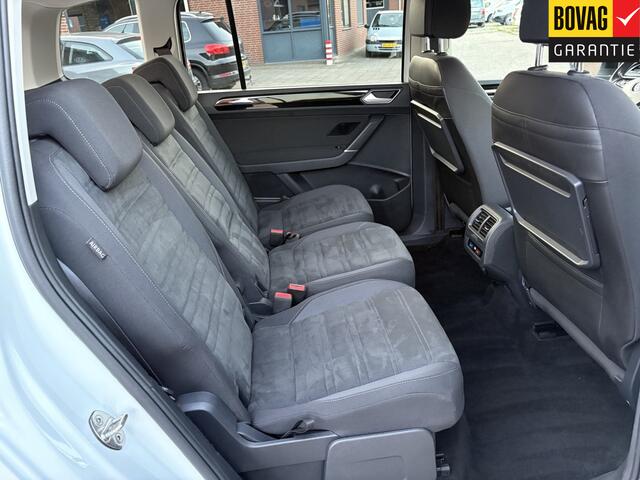 Volkswagen TOURAN 1.5 TSI Highline Business R 110kw R-Line ( Navigatie, Trekhaak, Blind spot, PDC, 18 inch lichtmetaal ) RIJKLAARPRIJS!