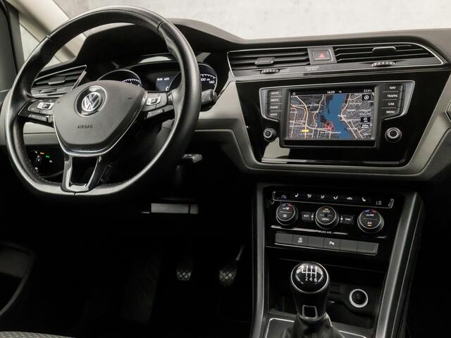 Volkswagen TOURAN 1.2 TSI Sportline 7 Persoons (NAVIGATIE, CLIMATE, STOELVERWARMING, GETINT GLAS, TREKHAAK, SPORTSTOELEN, LM VELGEN, LED KOPLAMPEN, NIEUWE APK, NIEUWSTAAT)