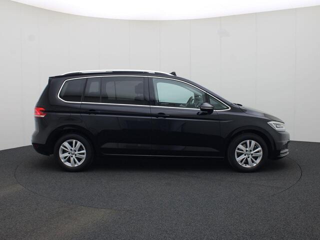 Volkswagen TOURAN 1.5 TSI 150PK Highline 7P. DSG automaat · Panoramadak · Trekhaak · Camera + Parkeersensoren