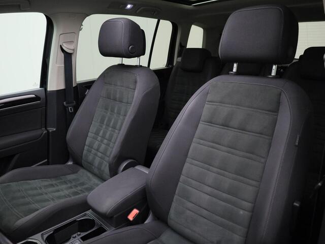 Volkswagen TOURAN 1.5 TSI 150PK Highline 7P. DSG automaat · Panoramadak · Trekhaak · Camera + Parkeersensoren