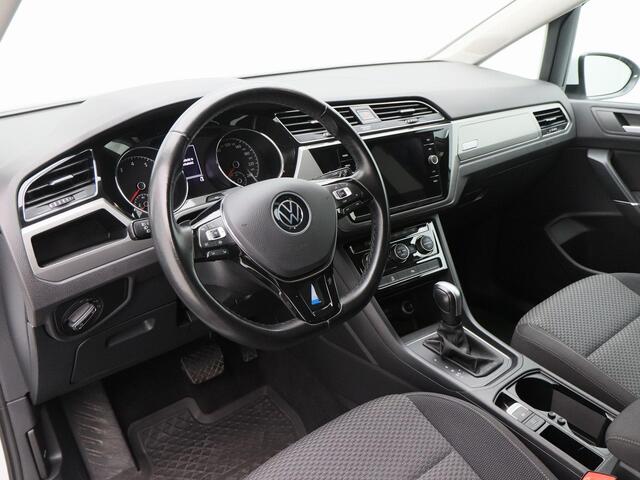 Volkswagen TOURAN 1.5 TSi 150 Pk Automaat R-Line 7-Pers | Trekhaak | Adaptive Cruise | Camera | Carplay | Climate Control | Stoel Verwarming | Parkeersensoren | LED | 17 Inch