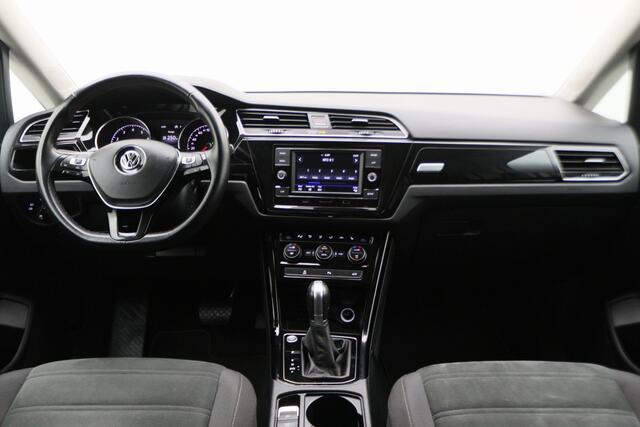 Volkswagen TOURAN 1.4 TSI DSG Highline Edition R-Line 7p Climate, ACC, Stuur/Stoel Verwarming, Apple Carplay, LED, Trekhaak, 18''
