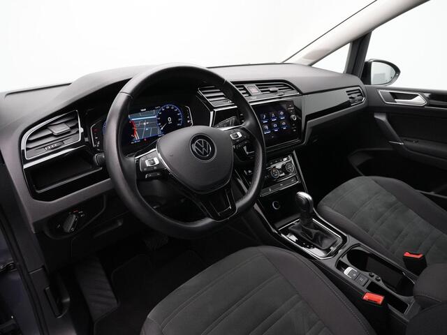 Volkswagen TOURAN 7 pers. 1.5 TSI 150 pk DSG Highline / R-Line | Trekhaak | Achteruitrijcamera | Navigatie | Stoelverwarming | Adaptive Cruise