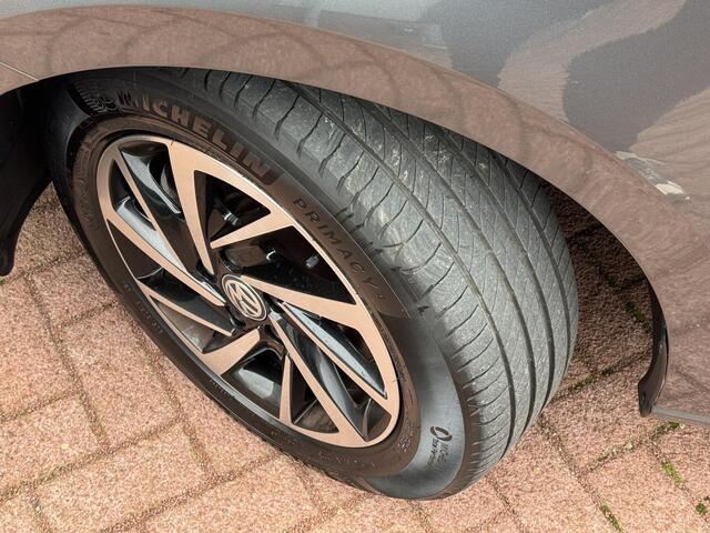 Volkswagen TOURAN 1.0 TSI 115PK Highline 7p AdaptiveCruise AppleCarplay Camera 7-Persoons