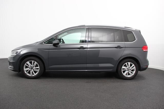 Volkswagen TOURAN 1.5 TSI 150pk DSG Highline 7p | Navigatie | Apple Carplay/Android Auto | Electrisch bedienbare achterklep | Adaptive Cruise control | Lichtmetalen velgen | Extra getint glas