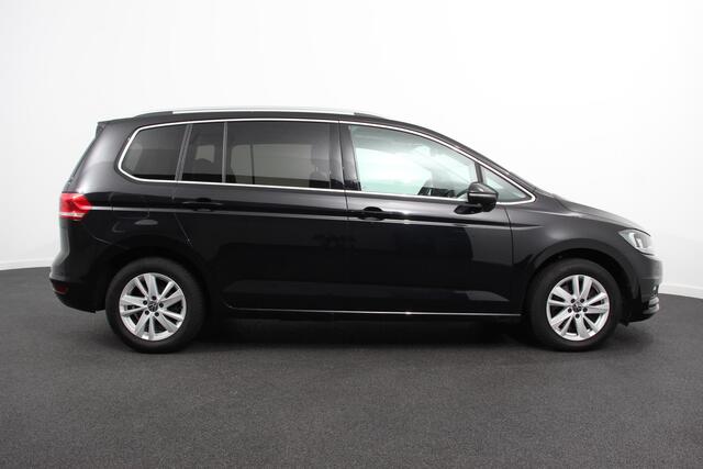 Volkswagen TOURAN 1.5 TSI DSG Highline 7p | Navigatie | Apple Carplay/Android Auto | Parkeersensoren | Adaptive Cruise Control | Stoel-en stuurverwarming | Elektrische achterklep | Getinte ramen | Climatronic