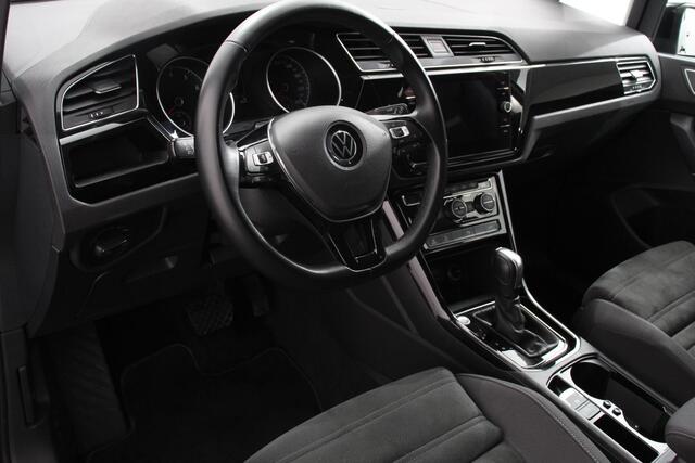 Volkswagen TOURAN 1.5 TSI DSG Highline 7p | Navigatie | Apple Carplay/Android Auto | Parkeersensoren | Adaptive Cruise Control | Stoel-en stuurverwarming | Elektrische achterklep | Getinte ramen | Climatronic